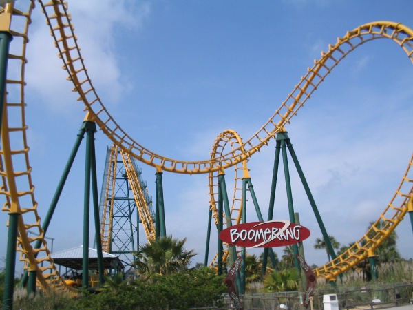 Classic Boomerang-style amusement ride